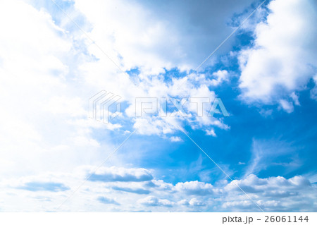 10月の空 雲 筋雲 積雲 巻雲 青い空 秋の空 晩夏の空 背景用素材 クラウド 青空 合成用背景の写真素材