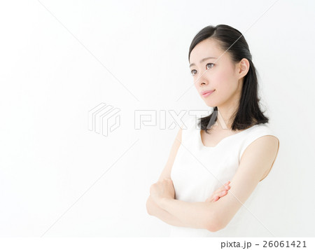 悩む若い女性 悩む若い女性 26061421