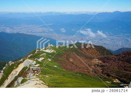 空木岳山頂から見下ろす駒ヶ根市 26061714