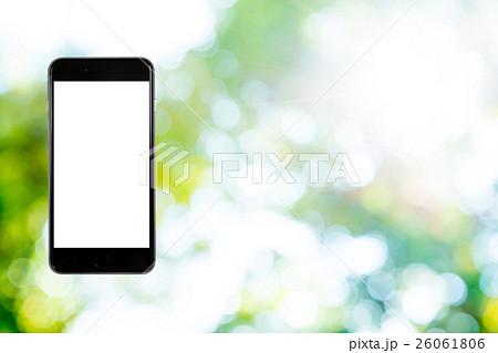 はめこみ　スマホ新緑イメージ　合成用背景素材　緑の背景　植物　春　初夏　木漏れ日　緑とコピースペース 26061806