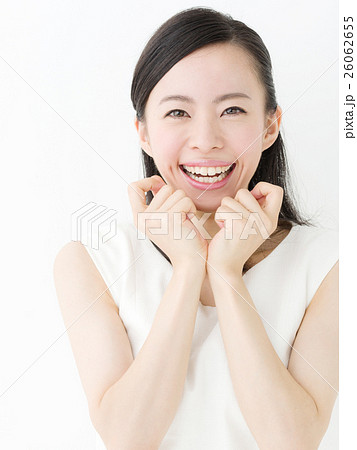 驚く若い女性 26062655