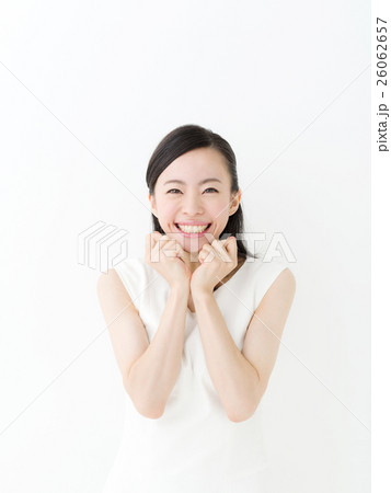 驚く若い女性 26062657