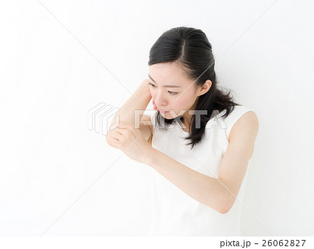 肘・乾燥・若い女性 26062827