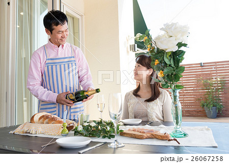 ミドル夫婦、テラスでくつろぐ ミドル夫婦、テラスでくつろぐ 26067258