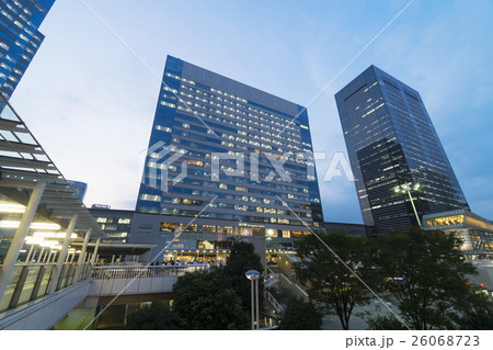 品川駅　夕景　夜景　行き交う人々　群衆 26068723