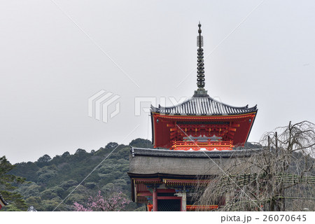 清水寺　三重塔と西門 26070645