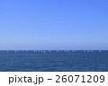 ニューポートビーチの大海原の沖合で練習するヨット 26071209