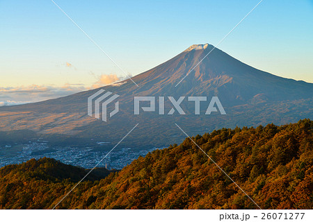 紅葉の三つ峠と富士山 26071277