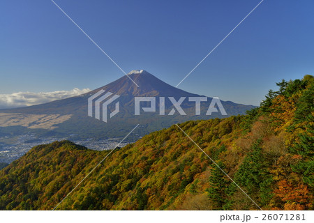 紅葉の三つ峠と富士山 26071281