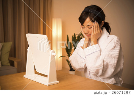 若い女性 26071297