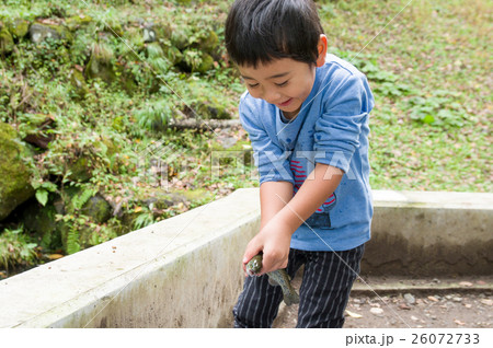 ニジマスをつかむ男の子 26072733