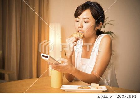 若い女性 若い女性 26072991
