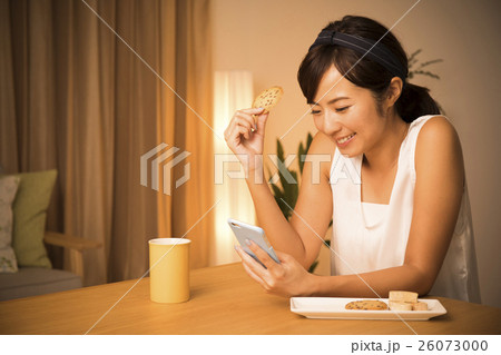 若い女性 若い女性 26073000