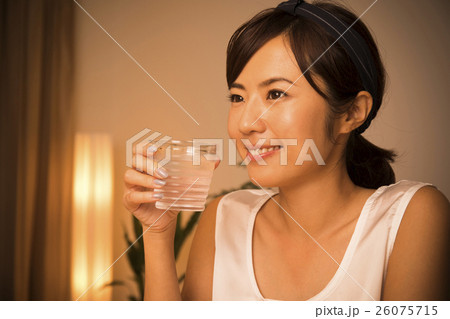 若い女性 若い女性 26075715
