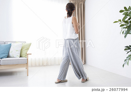 若い女性 若い女性 26077994