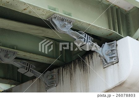 地震時に橋梁の桁が落下することを防ぐ「落橋防止装置」 26078803