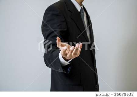 スーツの日本人男性のポーズ スーツの日本人男性のポーズ 26078935