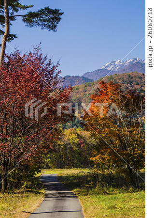 信州　大町市秋の大町温泉郷　紅葉の小路 26080718