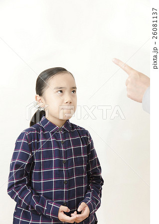 叱られる女の子 怒られる女の子 叱られる女の子 怒られる女の子 26081137