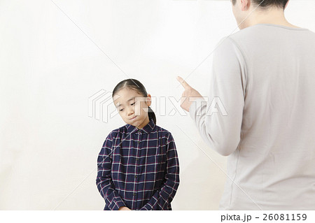 叱られる女の子 怒られる女の子 叱られる女の子 怒られる女の子 26081159