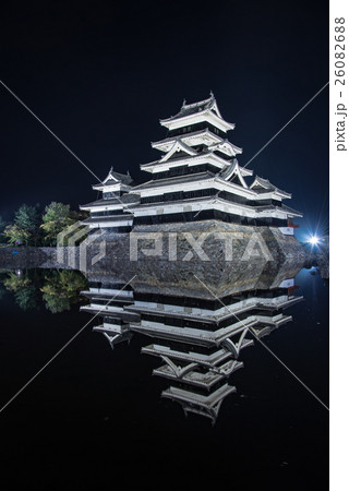 長野県　闇に浮かぶ夜の松本城 26082688