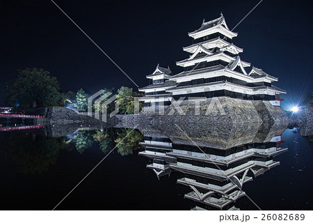 長野県　闇に浮かぶ夜の松本城 26082689