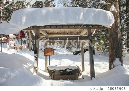 雪の中の神社 26085903