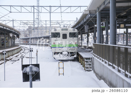 函館駅　雪の中の鉄道 26086110