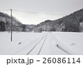 雪の中の線路 26086114