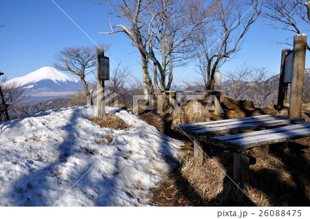 甲相国境尾根の菰釣山から望む富士山 甲相国境尾根の菰釣山から望む富士山 26088475
