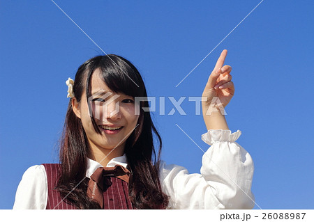 青空を指差す学生 青空を指差す学生 26088987