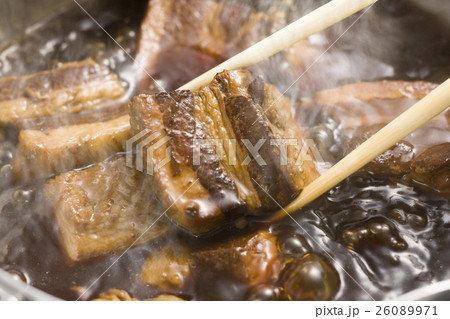 角煮 湯気のある調理シーン 26089971