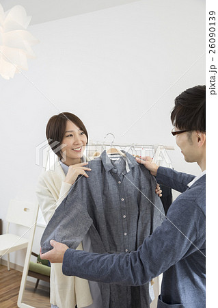 ショッピングを楽しむ夫婦 ショッピングを楽しむ夫婦 26090139