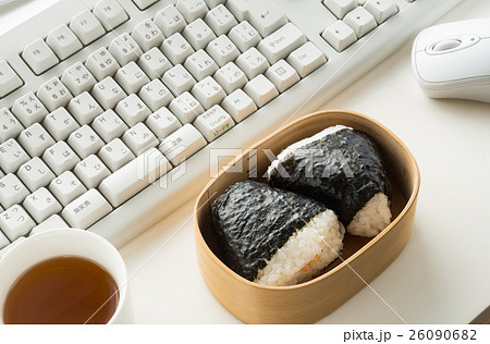 おにぎり　昼食　オフィス　三角おにぎり　ながら食い　早飯 26090682