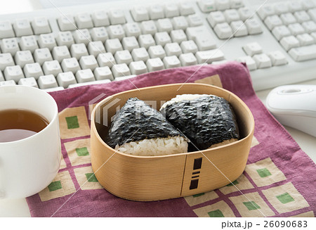 おにぎり　昼食　オフィス　三角おにぎり　ながら食い　早飯　おにぎりダイエット 26090683