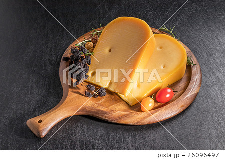 ゴーダチーズ　Gouda cheese 26096497