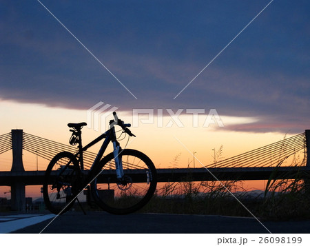 新名西橋の朝焼け 26098199