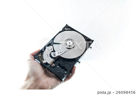ハードディスクを持つ・白バック ハードディスクを持つ・白バック 26098456