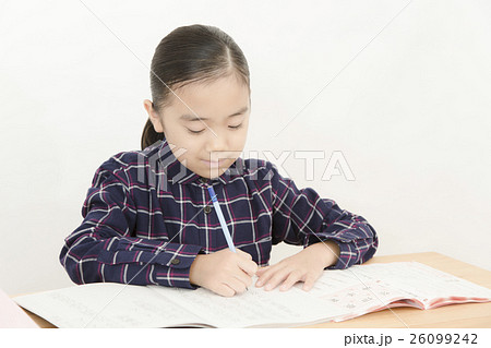 勉強する女の子 勉強する小学生 勉強する女の子 勉強する小学生 26099242