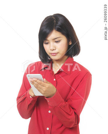 スマートフォンを見る女性 26099339