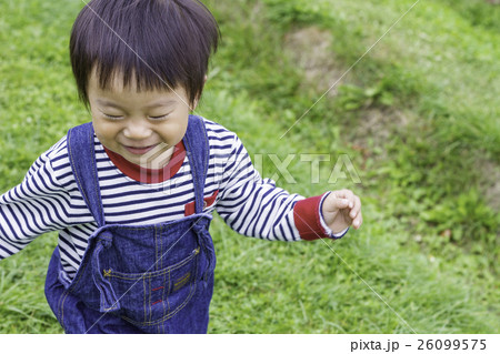 自然の中ではしゃぐ男の子 26099575
