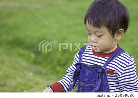 自然の中ではしゃぐ男の子 自然の中ではしゃぐ男の子 26099636