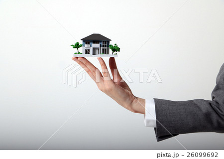 手で支えられた住宅模型 26099692
