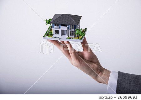 手で支えられた住宅模型 26099693