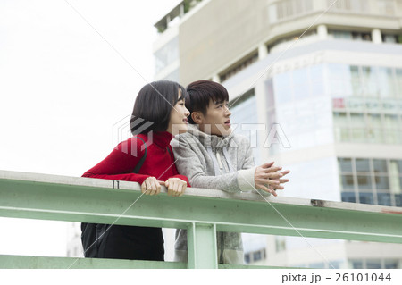 カップル　男女　デート　幸せ　横顔で遠くを見つめながら話す　告白　プロポーズ　原宿 26101044
