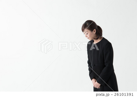 礼服のミドル女性・白バック 26101391
