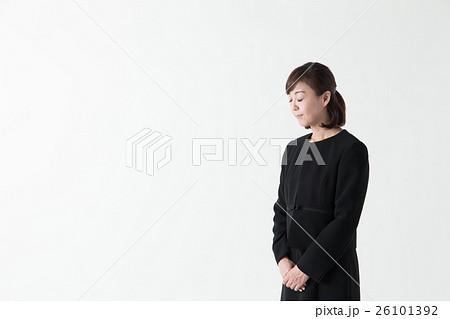 礼服のミドル女性・白バック 礼服のミドル女性・白バック 26101392