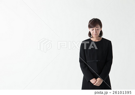 礼服のミドル女性・白バック 26101395
