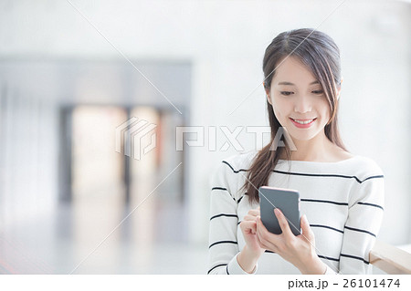 beauty woman use phone 26101474