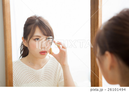 若い女性のメイクシーン 26101494